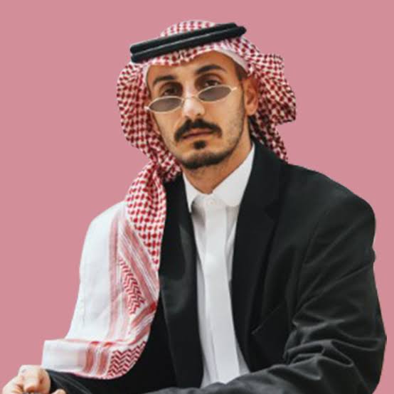 هجوم على عارض أزياء يوضح تفاصيل إطلالته بالعمرة ويصف ملابس الإحرام ب 